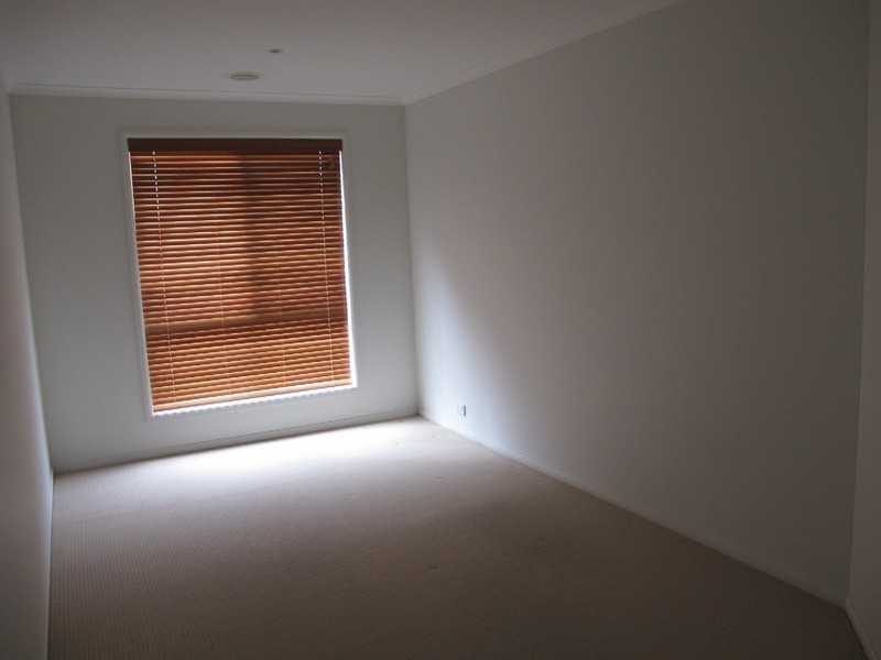 8 Wooling Lane, Caroline Springs VIC 3023