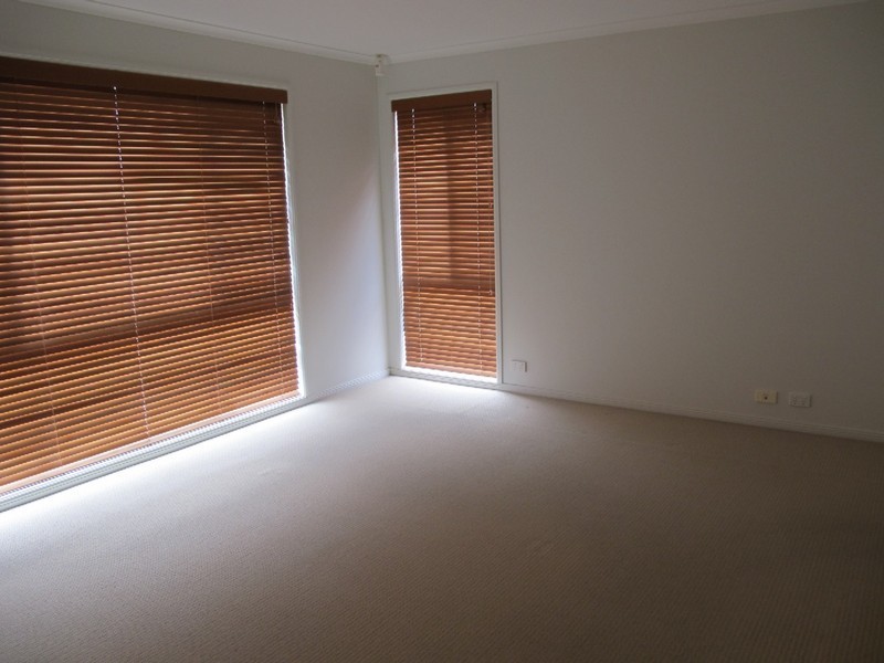 8 Wooling Lane, Caroline Springs VIC 3023