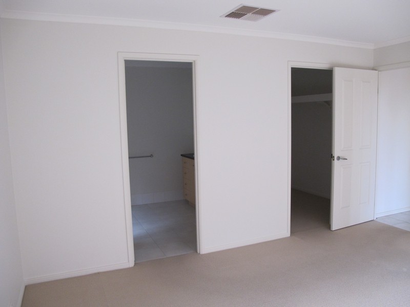 8 Wooling Lane, Caroline Springs VIC 3023