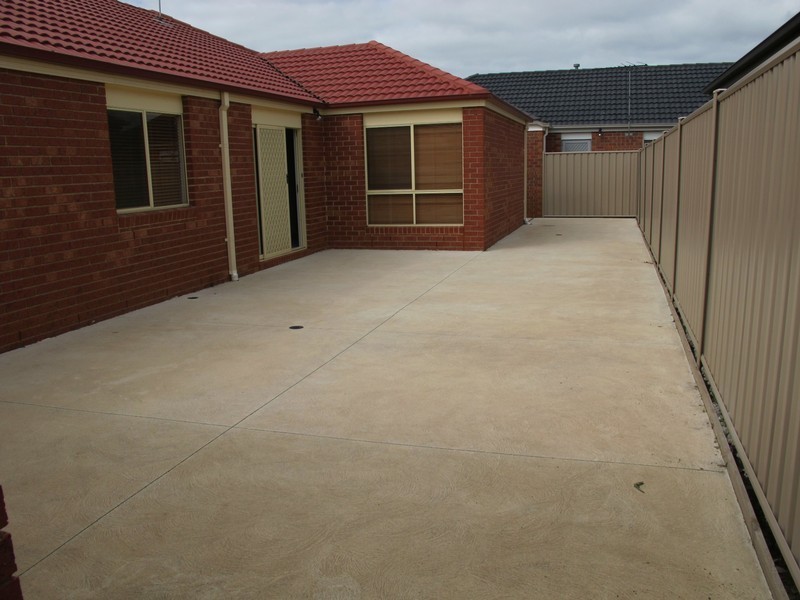 8 Wooling Lane, Caroline Springs VIC 3023