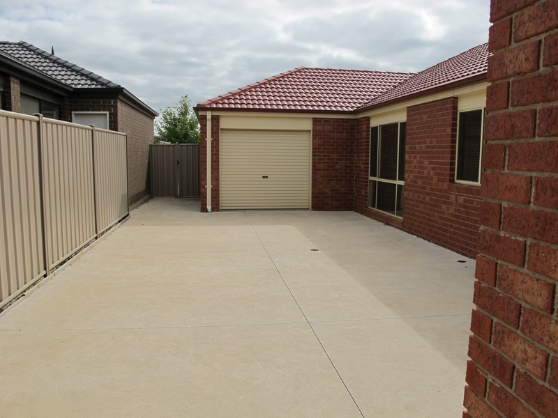 8 Wooling Lane, Caroline Springs VIC 3023