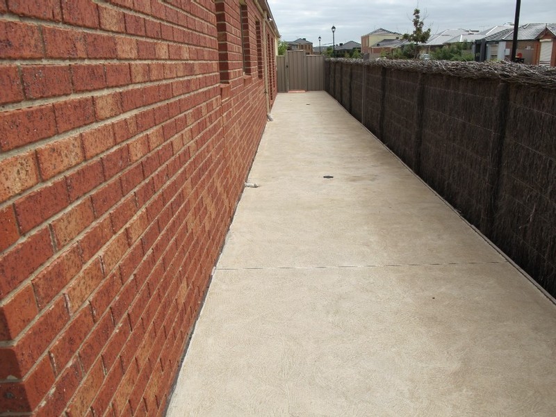 8 Wooling Lane, Caroline Springs VIC 3023