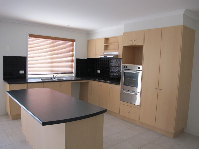 8 Wooling Lane, Caroline Springs VIC 3023