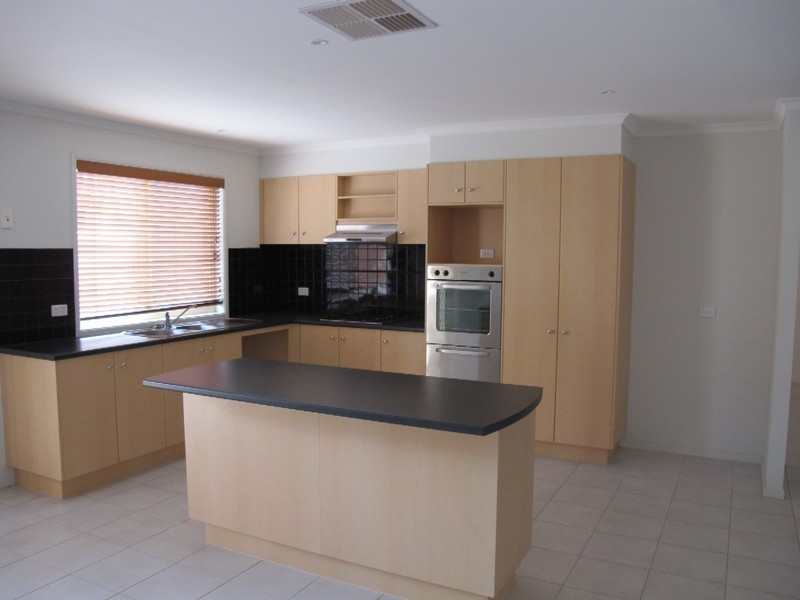 8 Wooling Lane, Caroline Springs VIC 3023