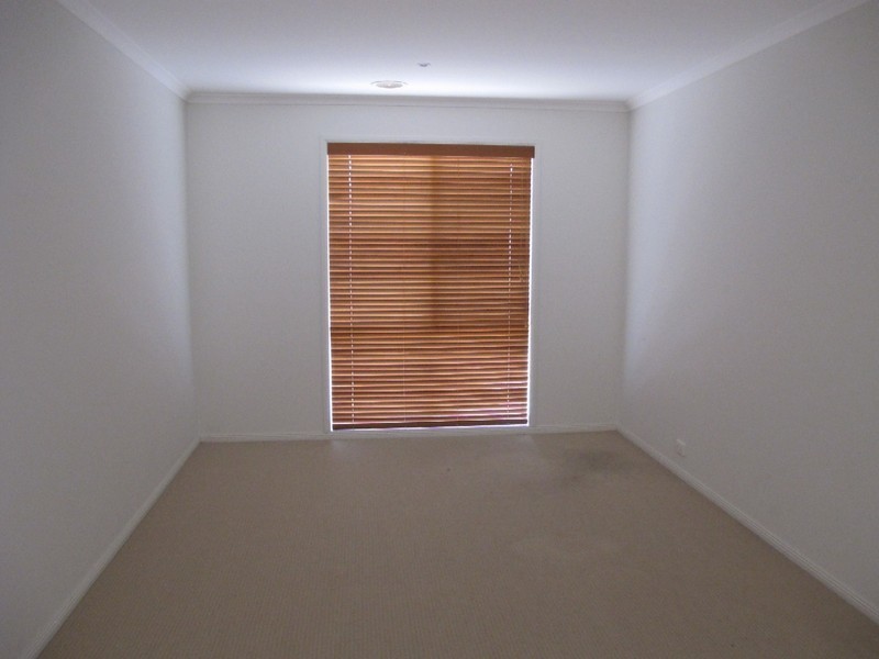 8 Wooling Lane, Caroline Springs VIC 3023