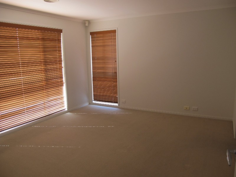 8 Wooling Lane, Caroline Springs VIC 3023