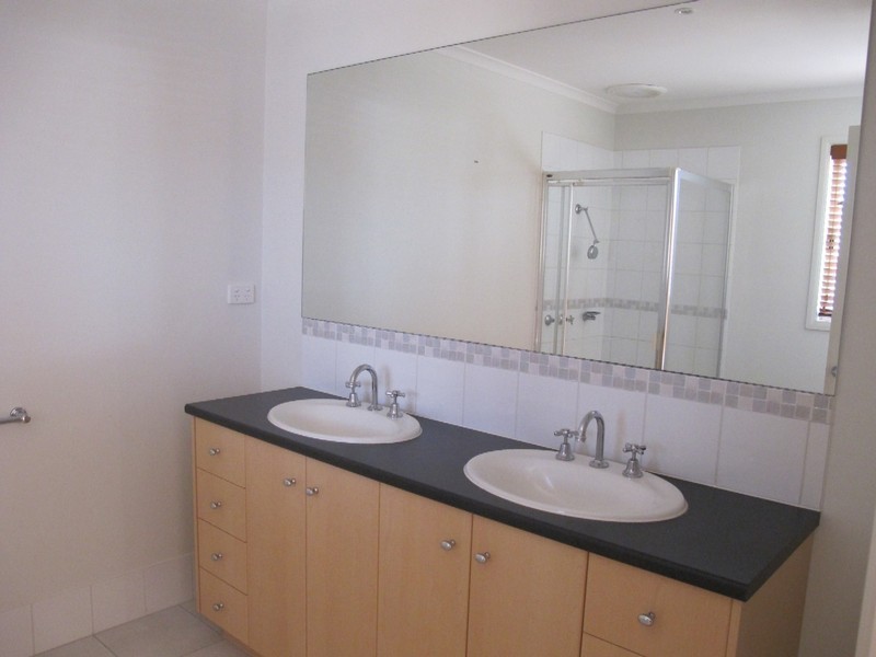 8 Wooling Lane, Caroline Springs VIC 3023