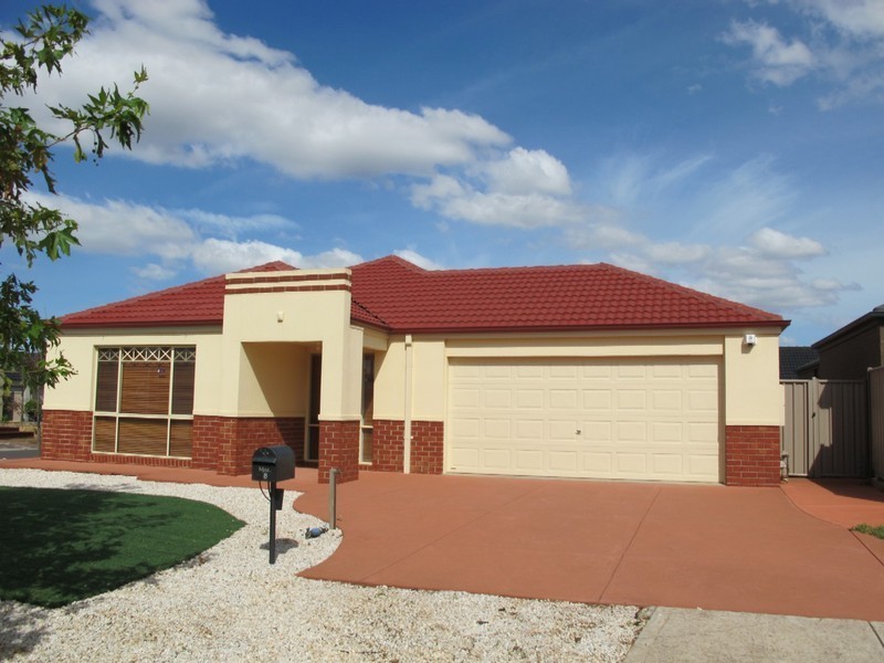 8 Wooling Lane, Caroline Springs VIC 3023