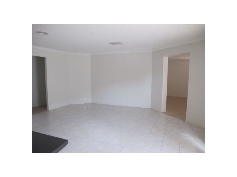 8 Wooling Lane, Caroline Springs VIC 3023