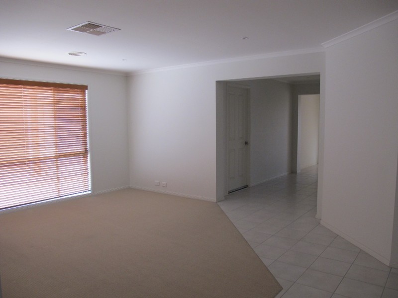 8 Wooling Lane, Caroline Springs VIC 3023