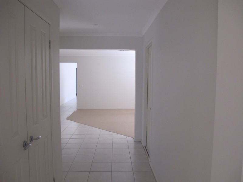 8 Wooling Lane, Caroline Springs VIC 3023