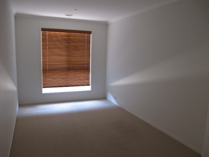 8 Wooling Lane, Caroline Springs VIC 3023