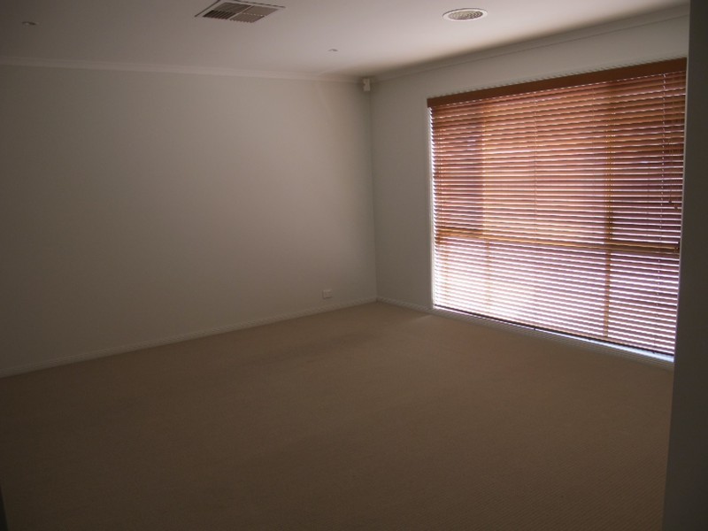 8 Wooling Lane, Caroline Springs VIC 3023