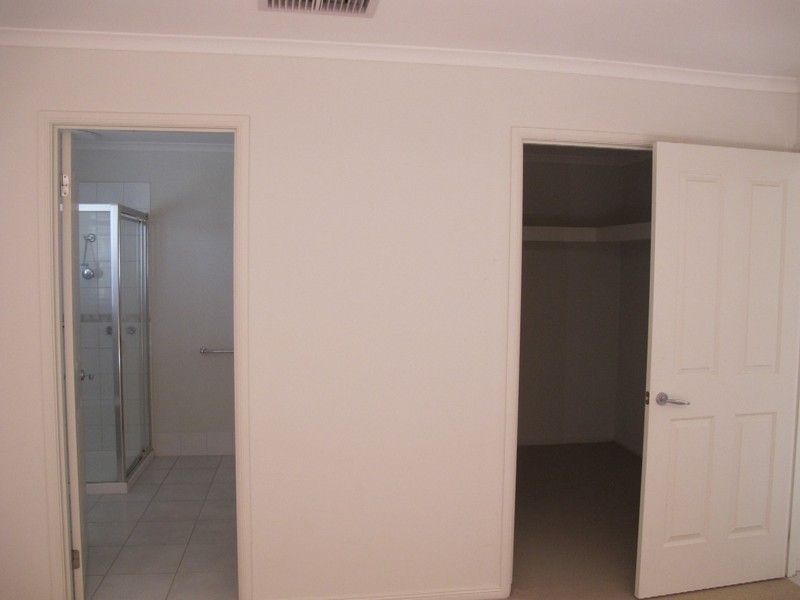 8 Wooling Lane, Caroline Springs VIC 3023