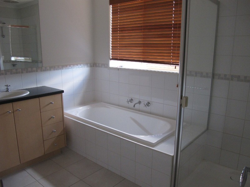 8 Wooling Lane, Caroline Springs VIC 3023