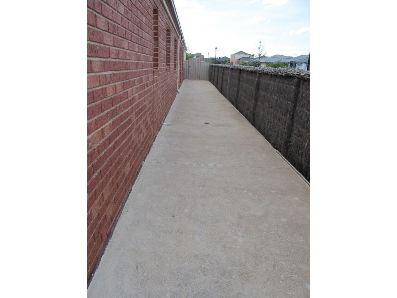 8 Wooling Lane, Caroline Springs VIC 3023