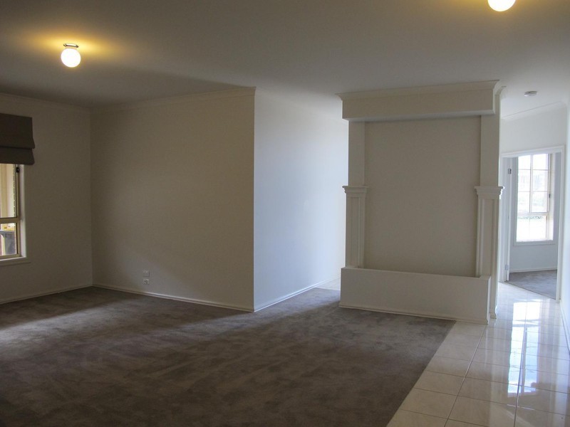 8 Fairbairn Way, Caroline Springs VIC 3023