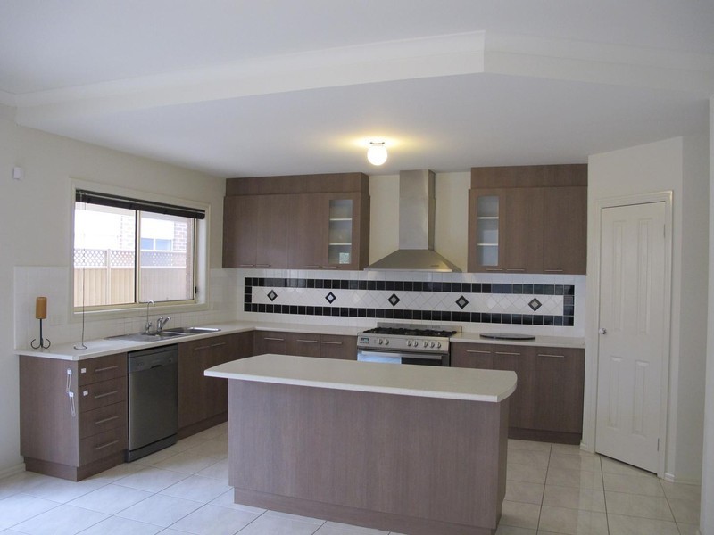 8 Fairbairn Way, Caroline Springs VIC 3023