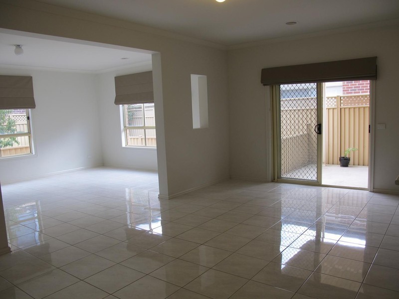 8 Fairbairn Way, Caroline Springs VIC 3023
