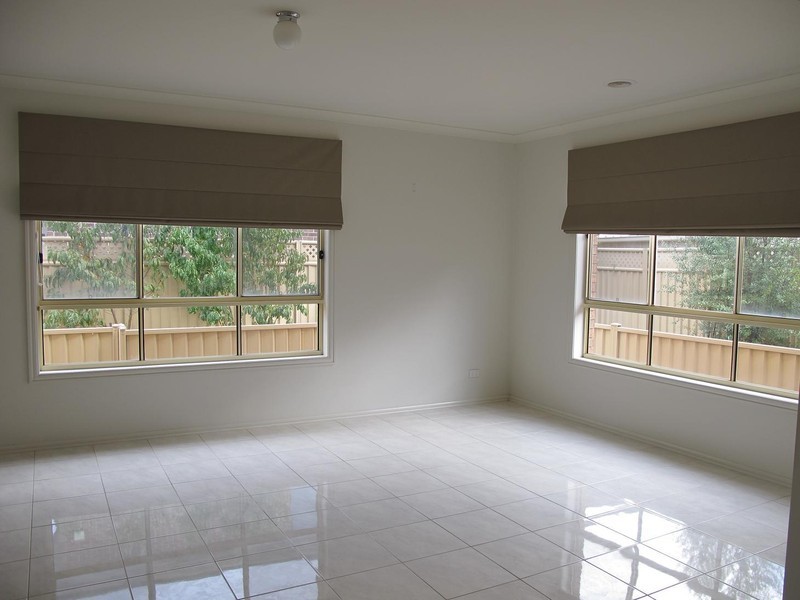 8 Fairbairn Way, Caroline Springs VIC 3023