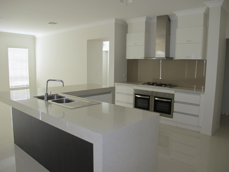 1 Herring Loop, Caroline Springs VIC 3023