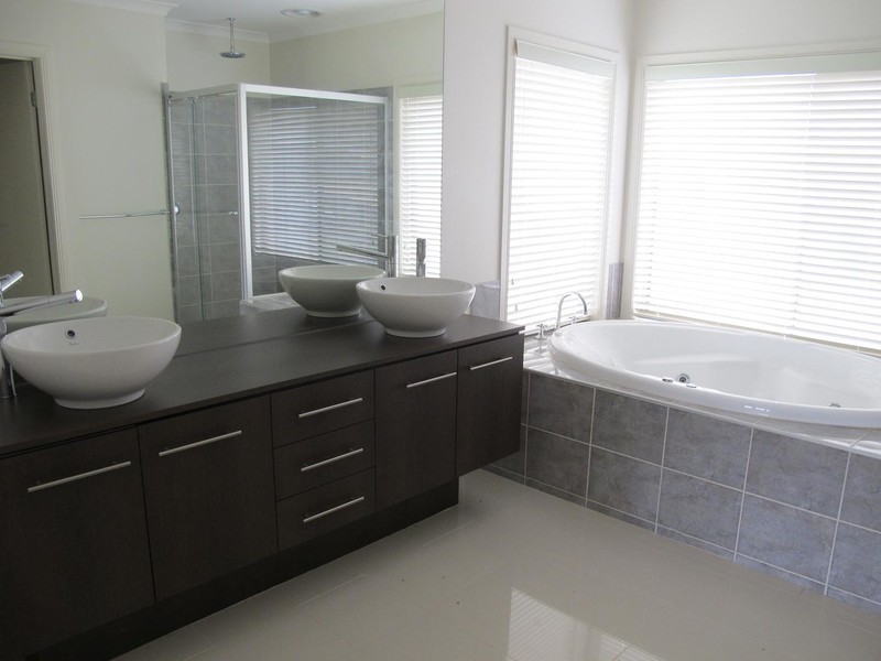 1 Herring Loop, Caroline Springs VIC 3023
