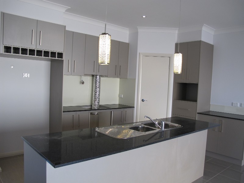 10 Boathouse Drive, Caroline Springs VIC 3023