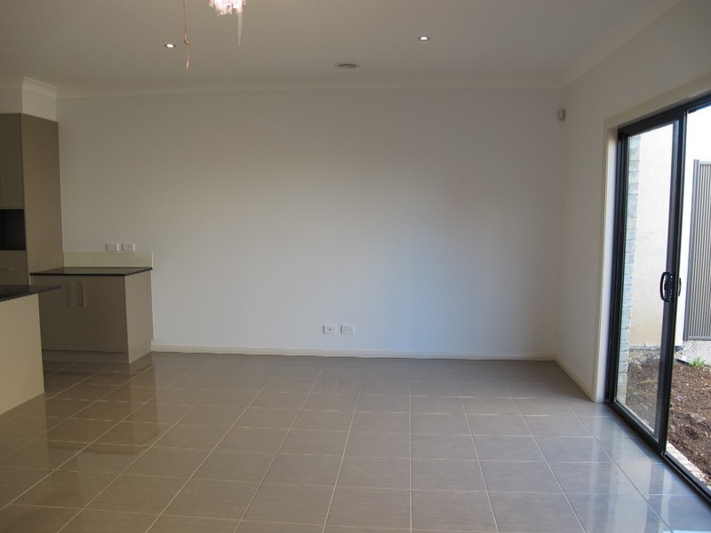 10 Boathouse Drive, Caroline Springs VIC 3023