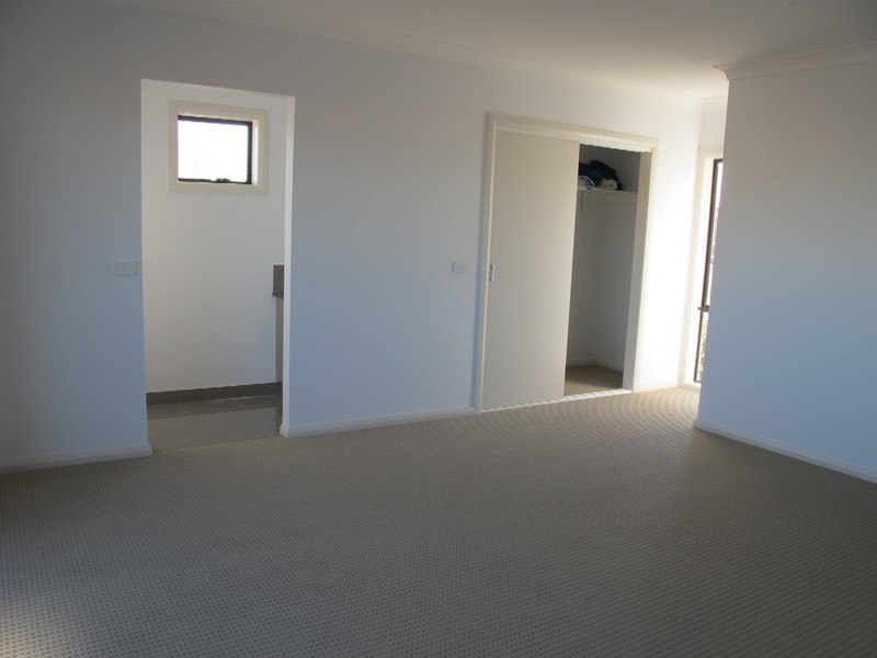 10 Boathouse Drive, Caroline Springs VIC 3023