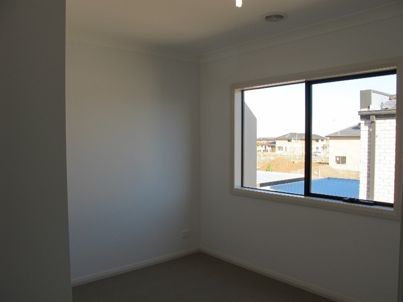 10 Boathouse Drive, Caroline Springs VIC 3023