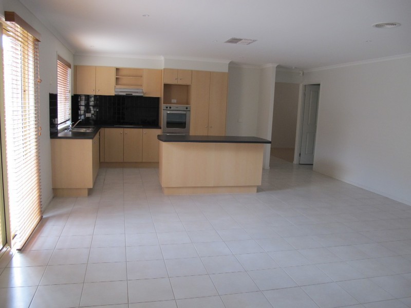 8 Wooling Lane, Caroline Springs VIC 3023