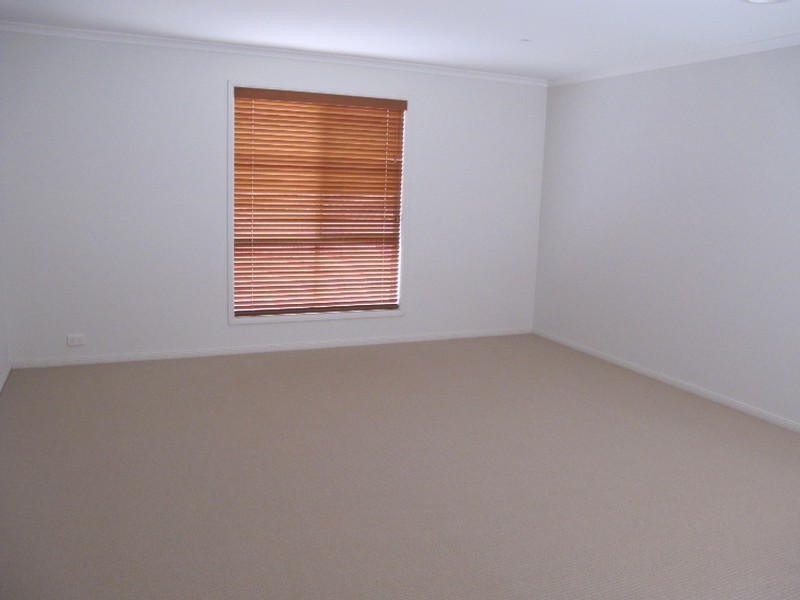 8 Wooling Lane, Caroline Springs VIC 3023