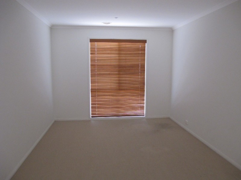 8 Wooling Lane, Caroline Springs VIC 3023