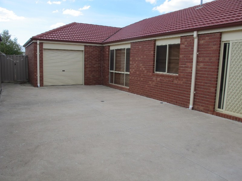 8 Wooling Lane, Caroline Springs VIC 3023