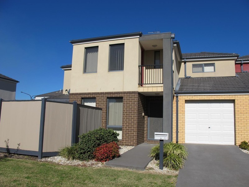 10/8 Sherdley Green, Caroline Springs VIC 3023