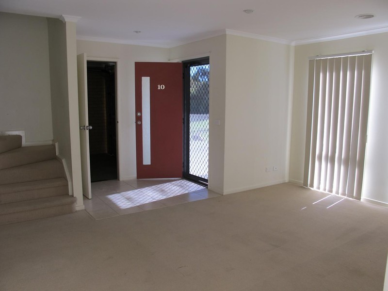 10/8 Sherdley Green, Caroline Springs VIC 3023