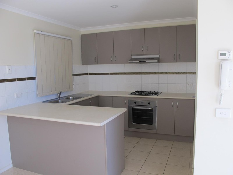 10/8 Sherdley Green, Caroline Springs VIC 3023