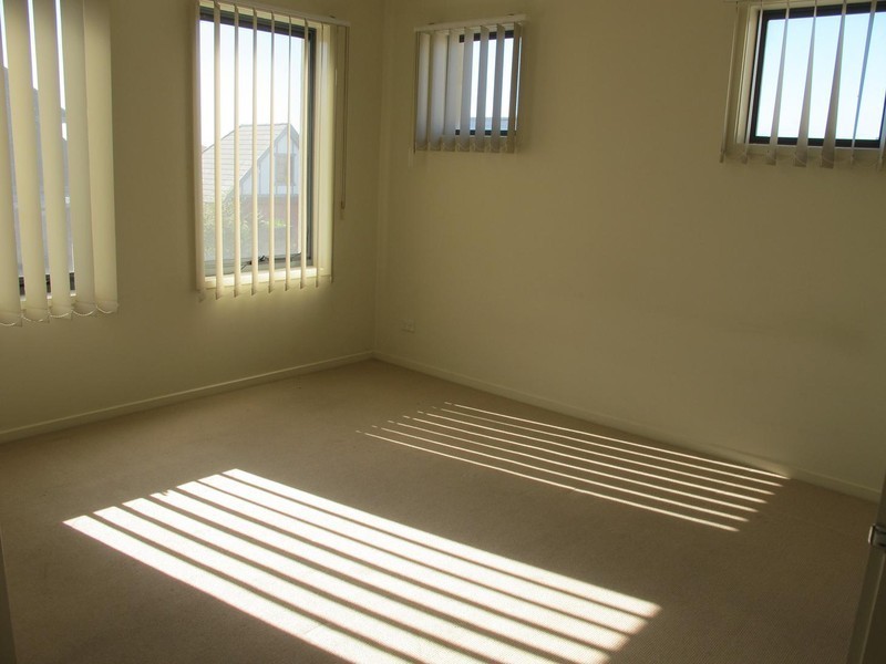 10/8 Sherdley Green, Caroline Springs VIC 3023