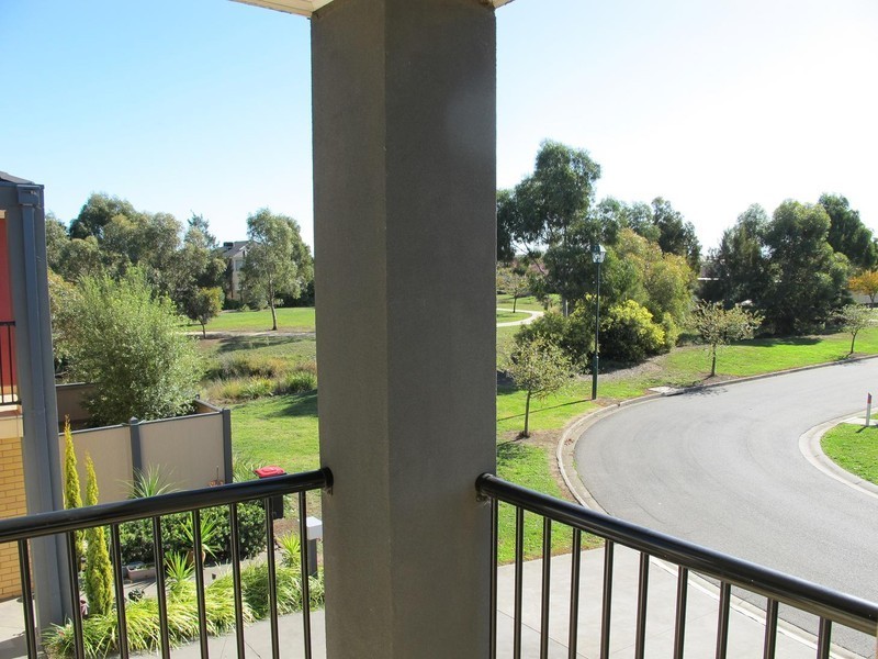 10/8 Sherdley Green, Caroline Springs VIC 3023