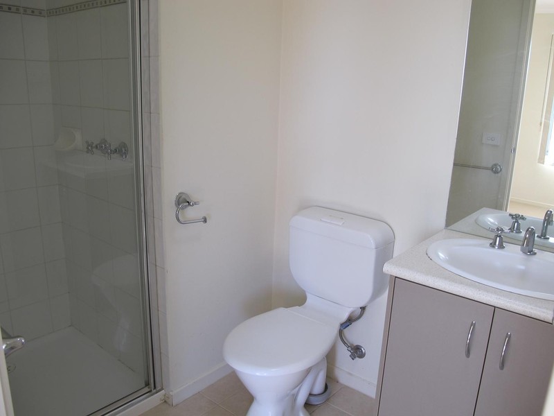 10/8 Sherdley Green, Caroline Springs VIC 3023