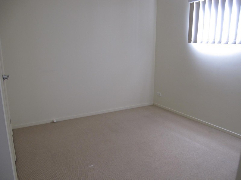 10/8 Sherdley Green, Caroline Springs VIC 3023