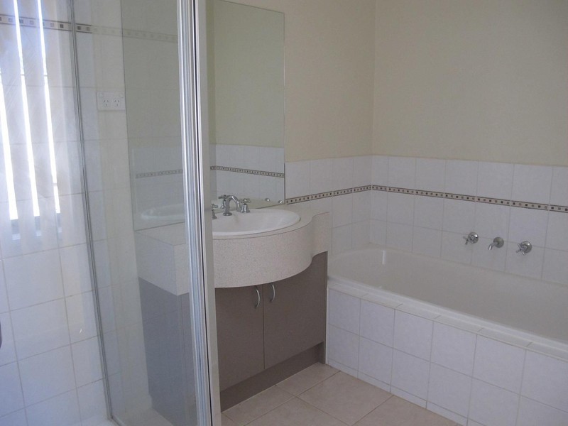 10/8 Sherdley Green, Caroline Springs VIC 3023