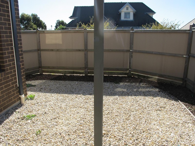 10/8 Sherdley Green, Caroline Springs VIC 3023