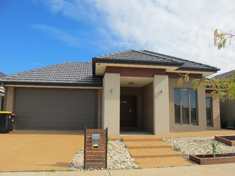 11 The Grange, Caroline Springs VIC 3023