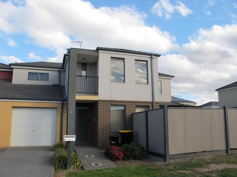 1/8 Sherdley Green, Caroline Springs VIC 3023