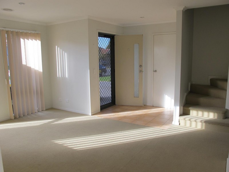 1/8 Sherdley Green, Caroline Springs VIC 3023