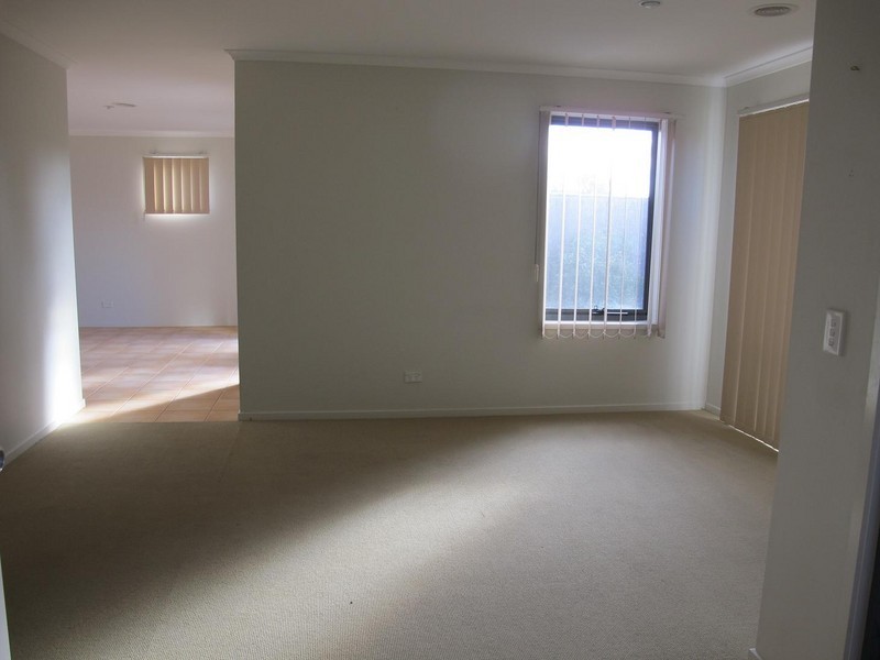 1/8 Sherdley Green, Caroline Springs VIC 3023