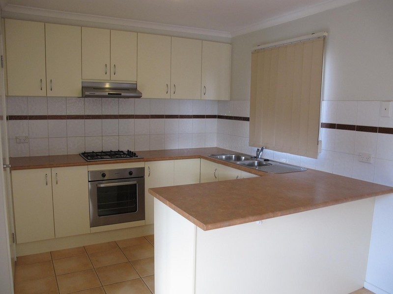 1/8 Sherdley Green, Caroline Springs VIC 3023