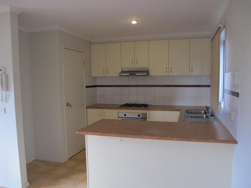 1/8 Sherdley Green, Caroline Springs VIC 3023