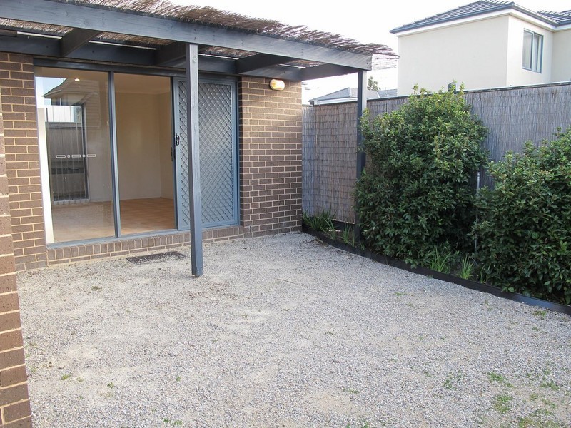 1/8 Sherdley Green, Caroline Springs VIC 3023